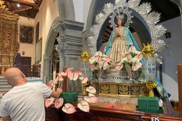 El trono de la Inmaculada Concepción, listo para el día grande de sus fiestas en Jinámar (Telde)/FJS Fotografía.